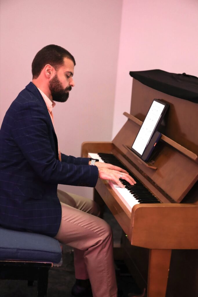 gabriel alves playing piano